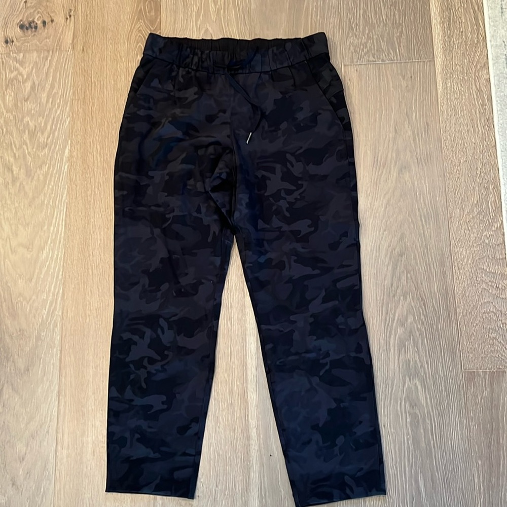 Lululemon On the Fly black camo pants 8
